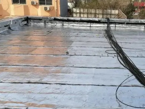 景德镇卫生间漏水维修公司分享下景德镇屋面楼顶防水刚性防水层施工要点。